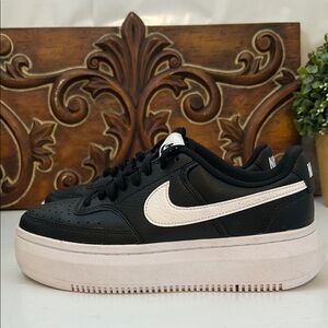 Nike court vision Alta Women's Black and White Sneakers sz 9.5/41